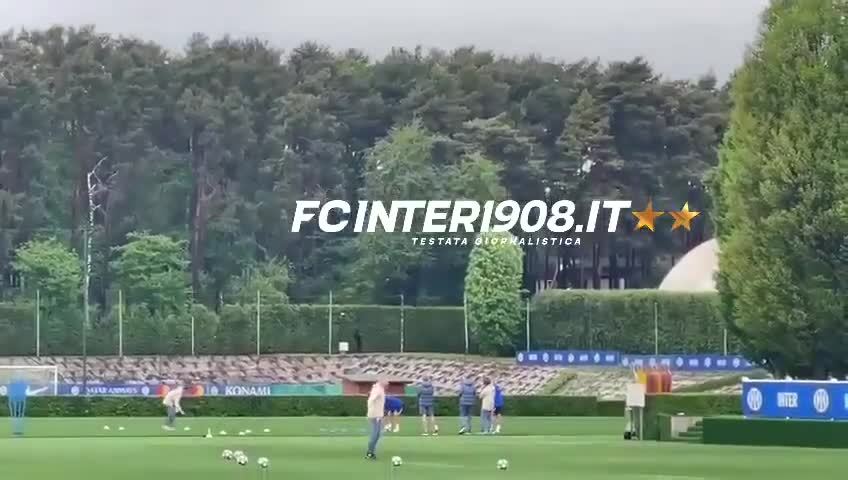 跟队记者：帕瓦尔脚踝依然疼痛，劳塔罗参加了全队合练