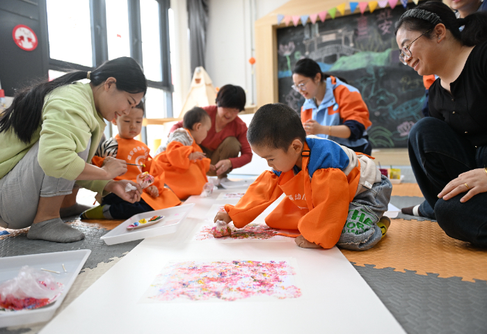 2025年3月25日,家长带着孩子在雄安新区容西片区贤溪社区党群服务中心亲子活动室玩耍。新华社记者 牟宇 摄