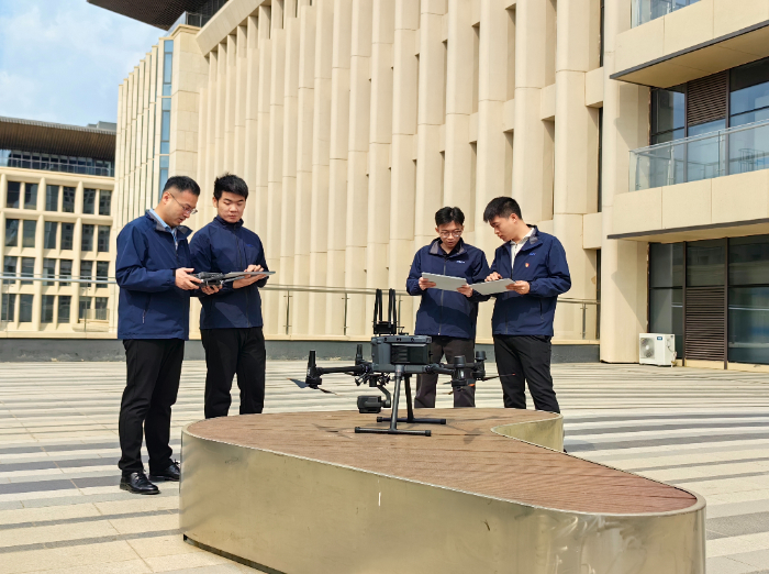 中国星网员工对无人机开展测试工作(2025年3月28日摄)。新华社记者 齐雷杰 摄