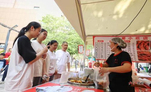 游客们聚集在水煮店前,想要品尝美食。(西湖区融媒体中心供图)