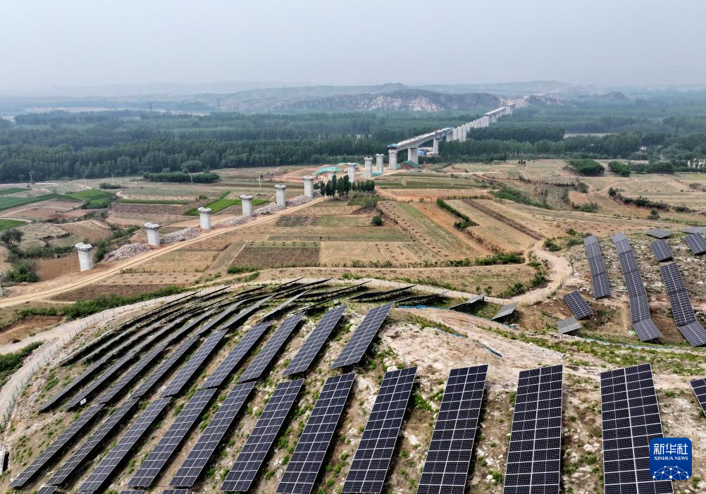 这是雄忻高铁河北段站前3标段建设现场（5月8日摄，无人机照片）。