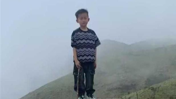 莆田8岁男童失联超72小时，有游客意外拍下走失画面，搜救队挂吊绳，全力排查岩壁溪谷