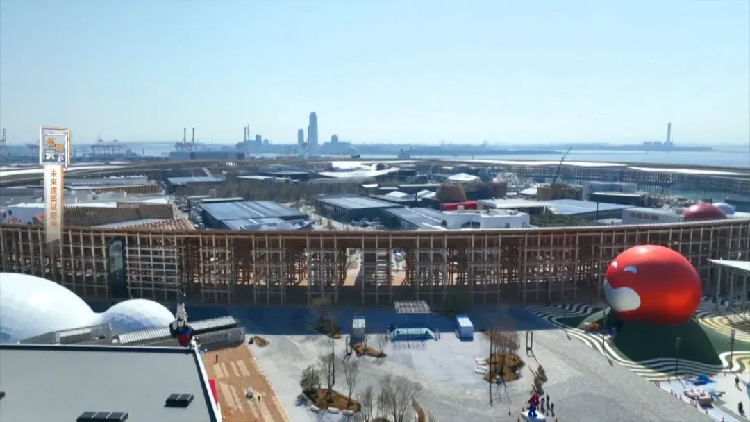 作为大阪世博会的主建筑，大屋根的设计有何特色？