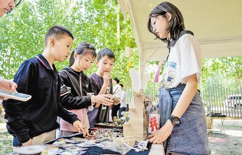 5月2日，衡水市桃城区罗小蛋文创园，“喜市春来”非遗文创市集上，几位小朋友被精美的陶艺作品吸引。 本报记者 李东宇摄