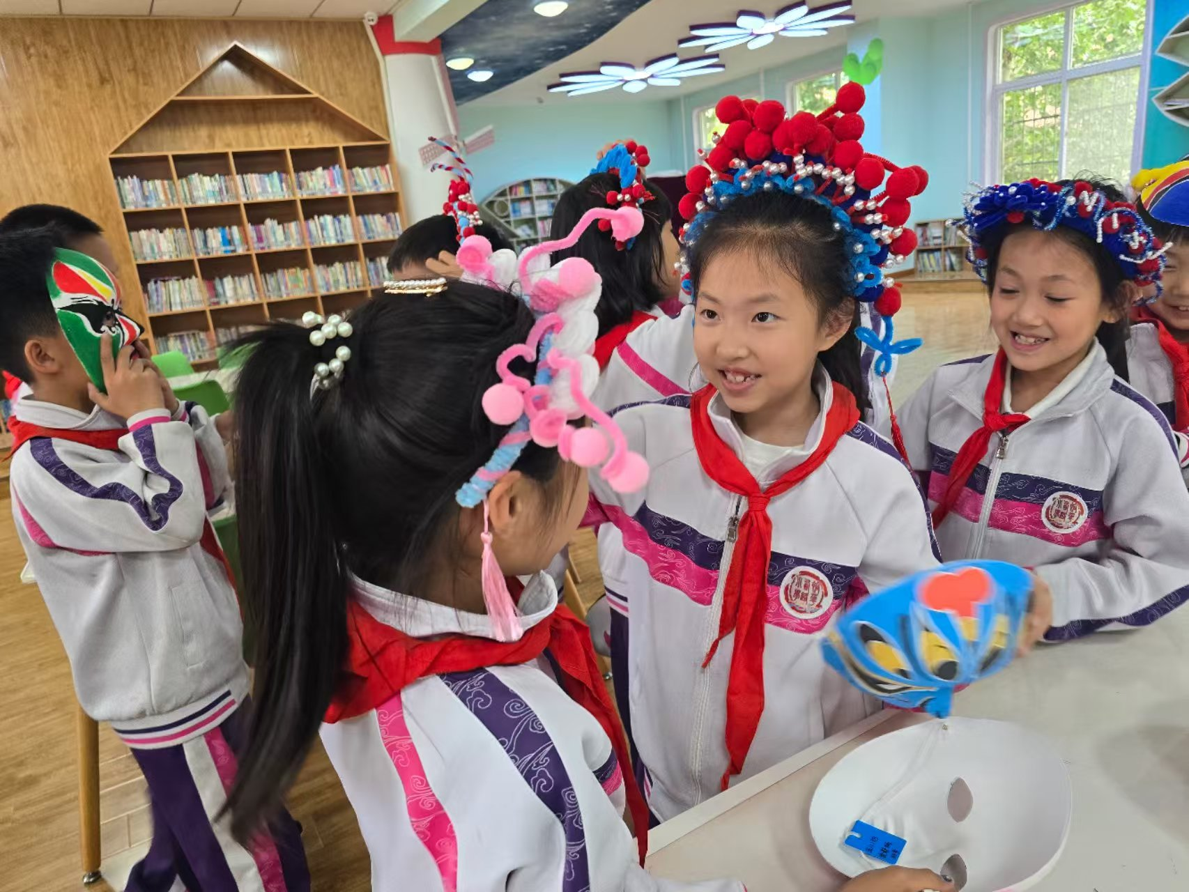裕华西路小学学生佩戴亲手制作的脸谱和头饰。裕华西路小学供图