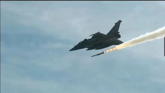 唐驳虎：全面解析歼10空战对手，法国阵风战机为何不堪一击？