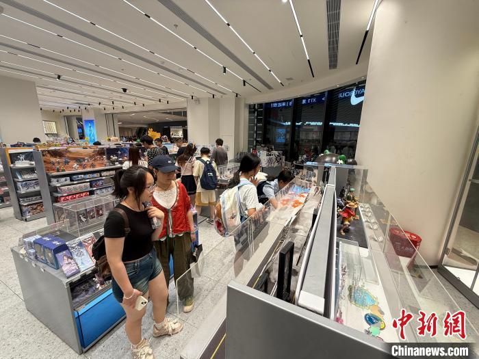 5月2日，游客在江西南昌一商圈“谷子店”內選購心儀的“谷子”。劉思偉 攝