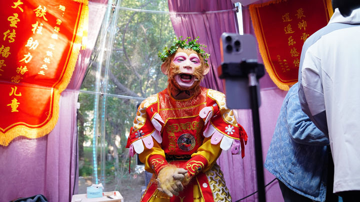 2024年5月15日，“雪饼猴”正在直播。（新华社记者 王帆 摄）