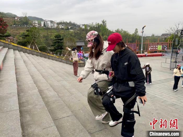 图为萍乡武功山景区石鼓寺广场，游客体验“外骨骼机器人”。朱莹 摄