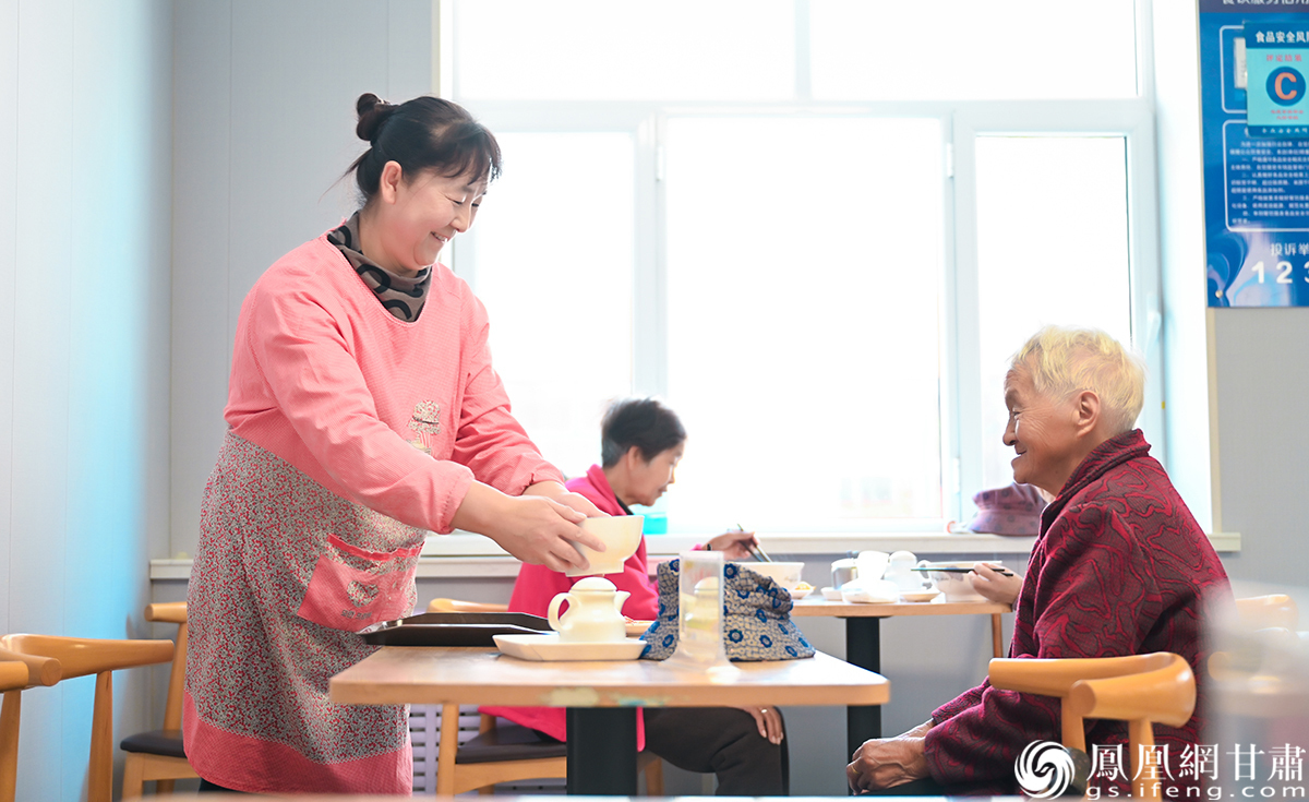 城乡融合助老餐厅实行阶梯餐价，老年人用餐价格最低至1元。