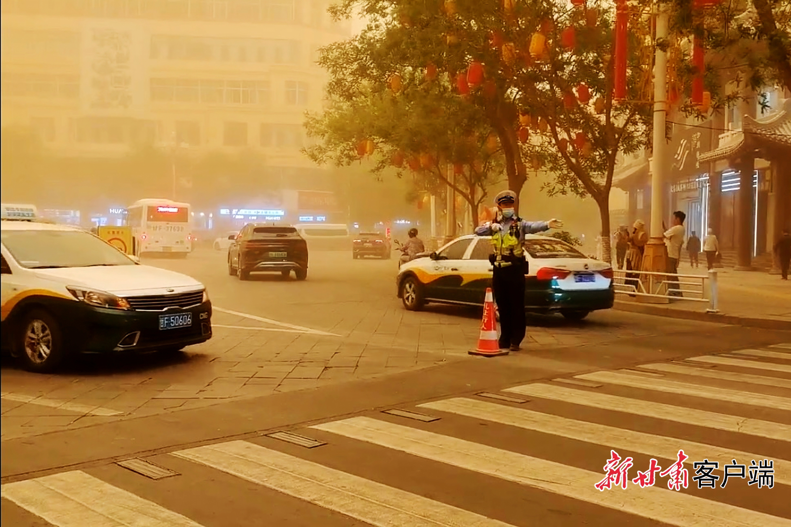 敦煌交警在易堵路段疏导交通
