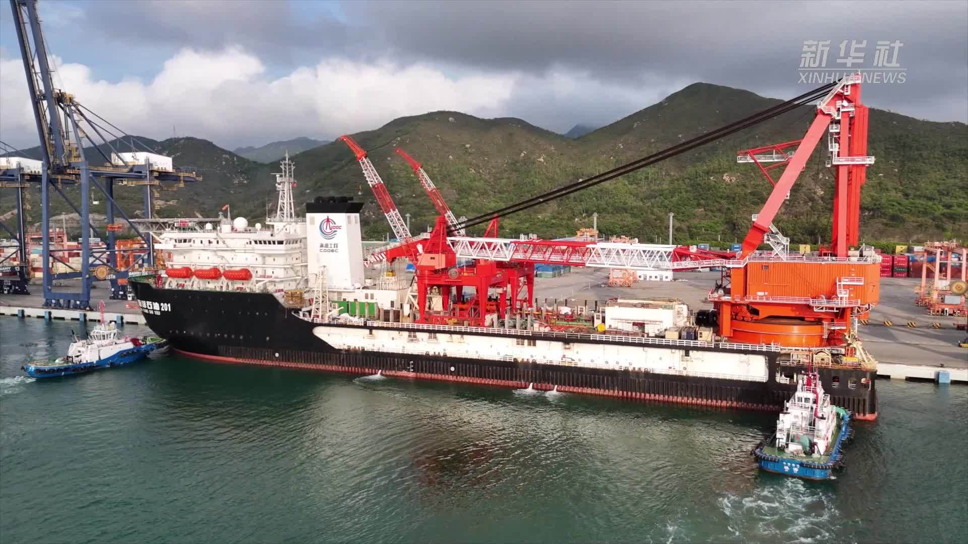 我国首艘深水铺管起重船启航进行首次国际作业