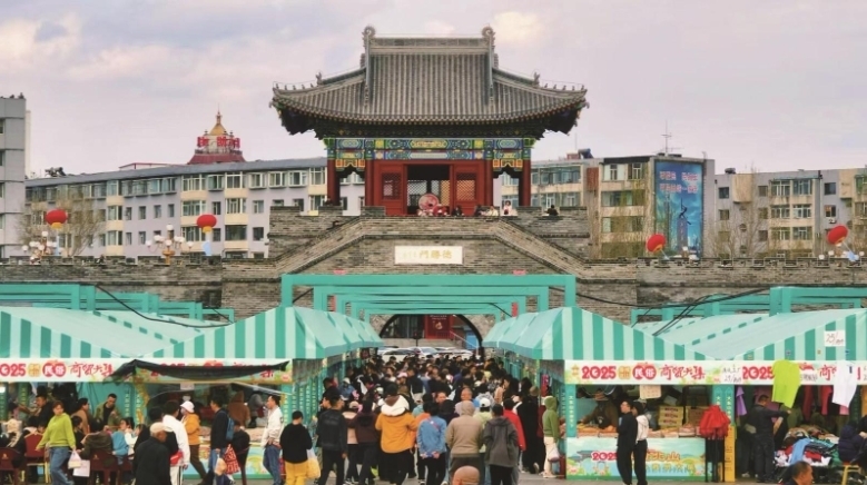 “五一”假期，全省各地举办丰富多彩的文旅活动，吸引八方游客前来游玩体验。图为吉林市2025春飨北山民俗商贸大集人头攒动。 赵鹏龙 摄