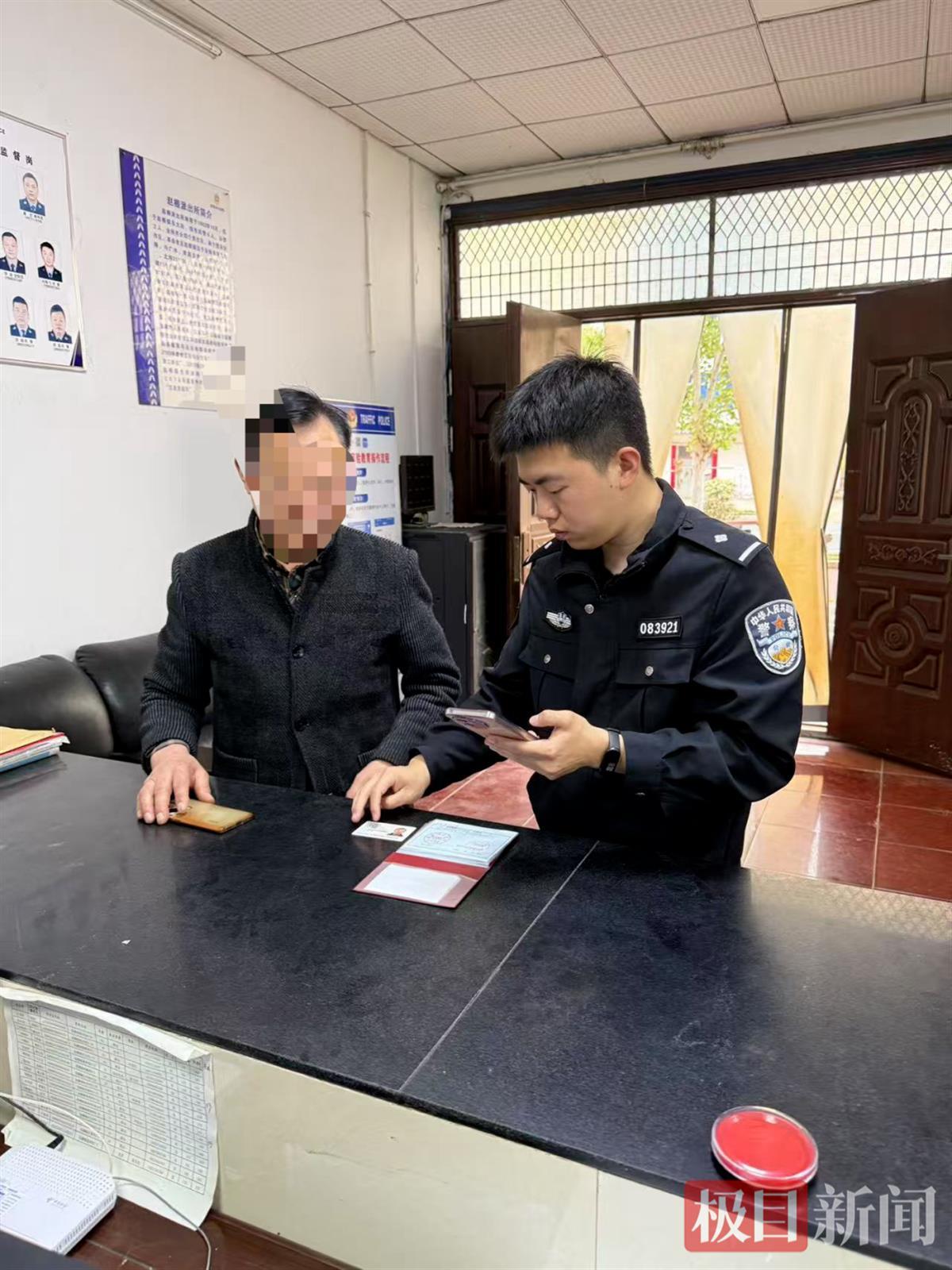 民警指导王先生收集资料，证明充值行为系未成年人操作 通讯员供图
