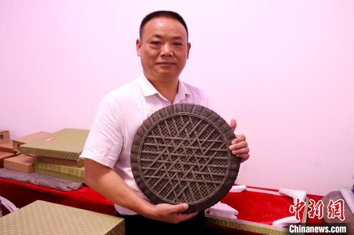 王令正在展示作品“五谷豐登”。 熊錦陽(yáng) 攝