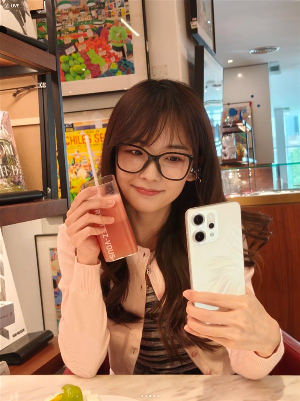 王冰冰手持OPPO Reno14自拍:人鱼姬配色 这颜值太梦幻