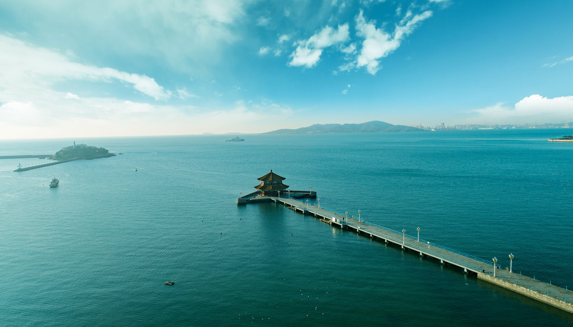 海滨风光魅力尽显 五一假期青岛栈桥游客爆棚