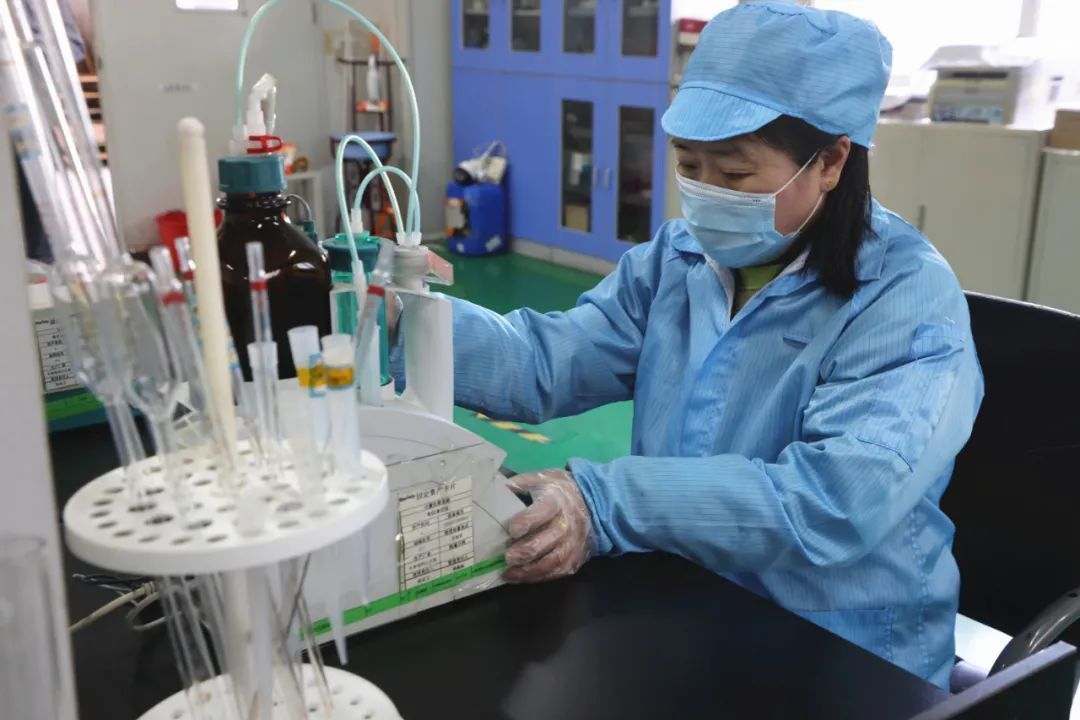 中聚新能源科技有限公司的研发技术人员正在做实验测试
