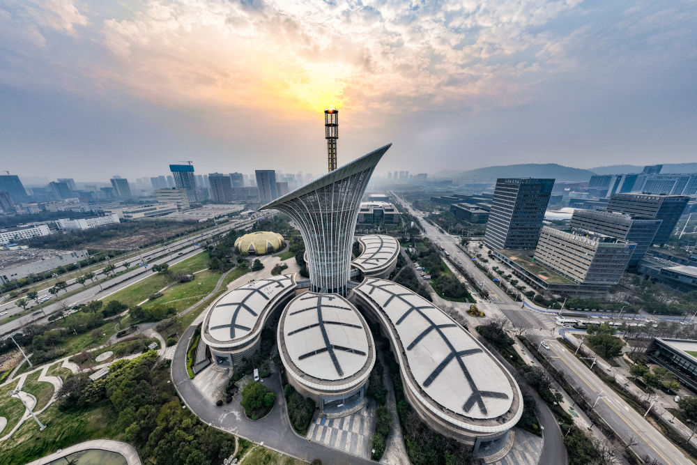 这是2024年3月16日在湖北武汉中国光谷未来科技城拍摄的武汉新能源研究院大楼（无人机照片）。新华社记者 伍志尊 摄