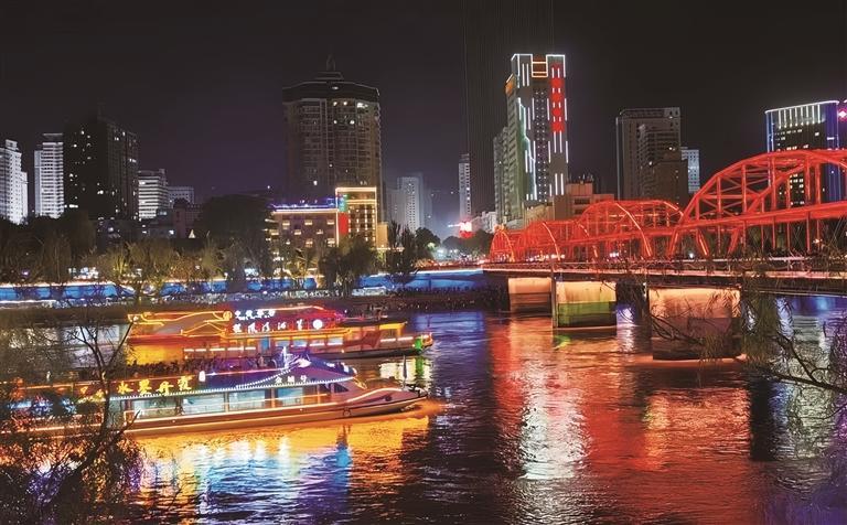 夜游黄河游船即将从中山桥下穿过