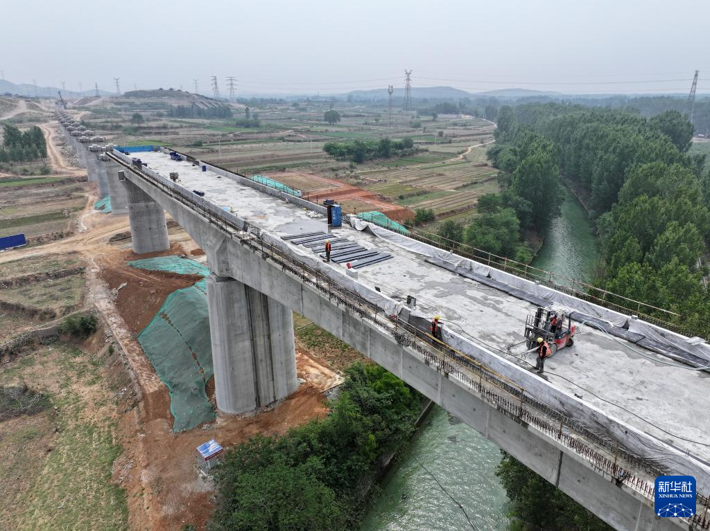 这是中铁十二局工人在雄忻高铁河北段站前3标段建设现场（5月8日摄，无人机照片）。