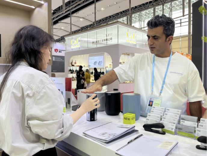 江门展品吸引了外国客商的目光
