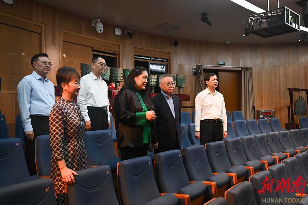 (5月4日,沈晓明在“寻·长沙”剧场调研。)