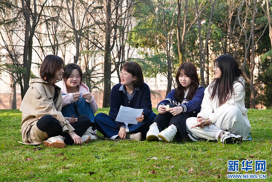 在西安欧亚学院，人文教育学院学前教育专业专职教师刘念（中）点评学生借助AI工具完成的学习报告。新华网 杨喜龙 摄