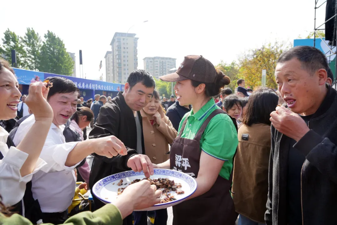 4月30日,双桂湖国家湿地公园,游客免费品尝梁平卤烤鸭。