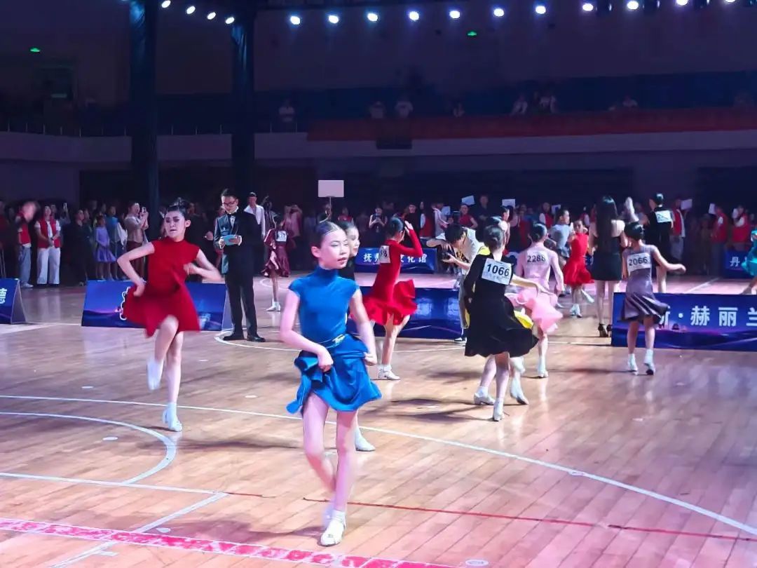 2025年中国抚州“汤显祖杯国际舞蹈锦标赛”首届国际标准舞全国公开赛落幕(图3)