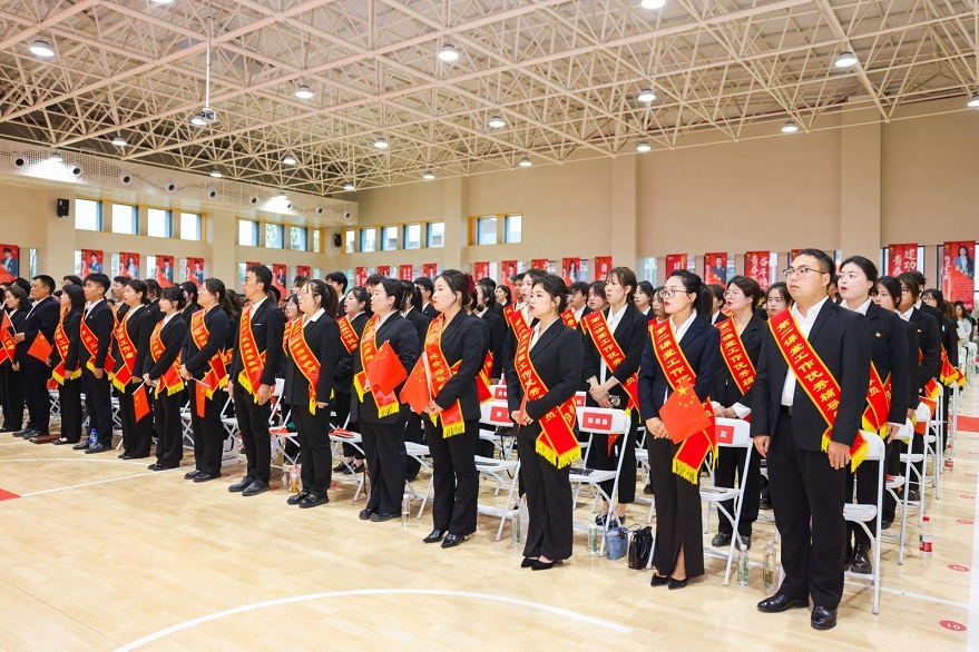 全体师生齐唱国歌