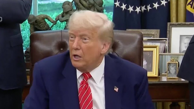 鲍威尔再遭特朗普炮轰：英格兰银行降息了，中国也降了，只有他总是慢半拍