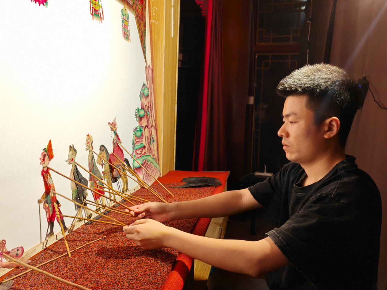 孙赞在表演皮影戏。