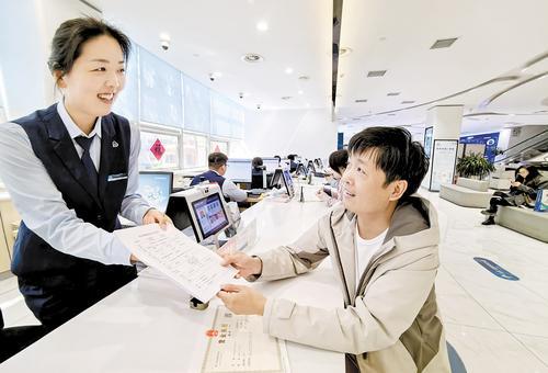 4月14日，雄安新区容城县政务服务中心，容城县营商环境局工作人员在为企业人员办理注册业务。 本报记者 刘光昱摄