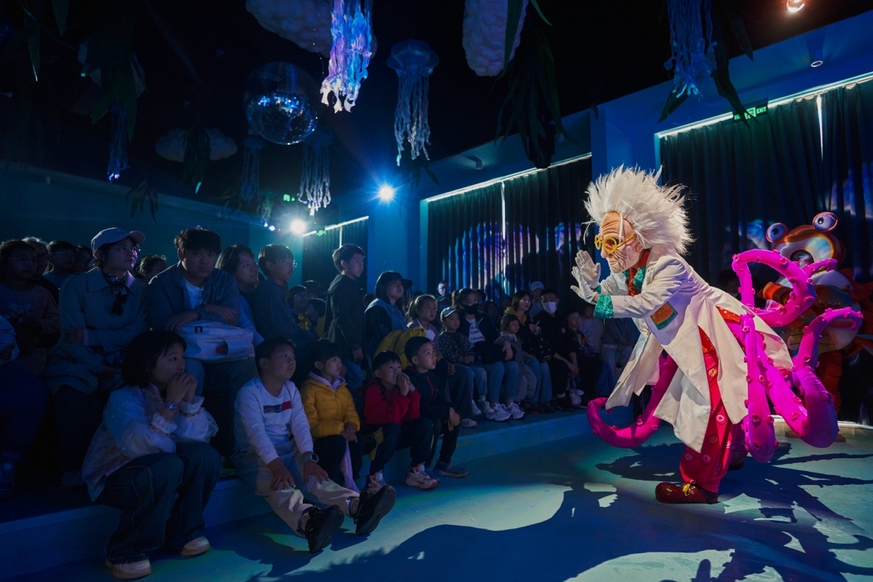 当烟花遇见沉浸式戏剧 秦皇岛北戴河新区夜游经济再添新引擎