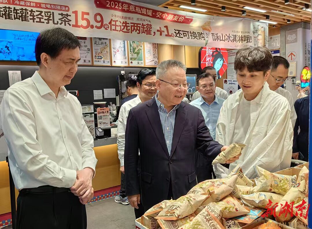 (5月4日,沈晓明来到茶颜悦色调研。)