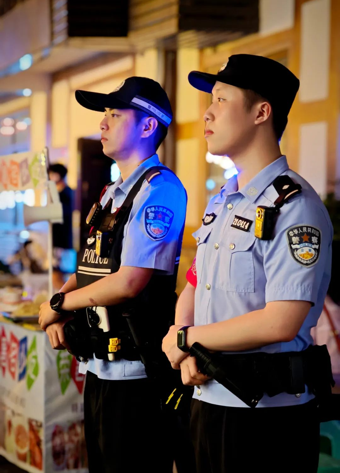 民警在夏布小镇展销会执勤