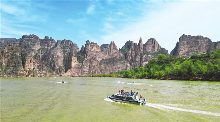 游客在刘家峡水库乘船游览 新甘肃·甘肃日报通讯员 史有东