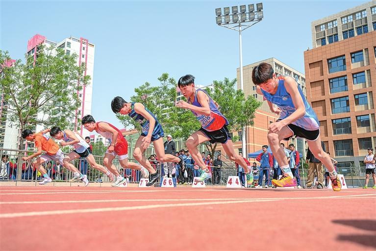 向着终点飞奔　本组图片均由兰州新区报记者　罗晋业　摄