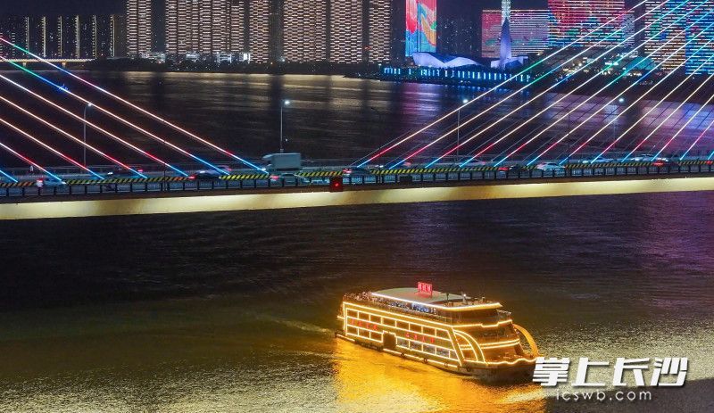 傍晚,一辆游轮穿过银盆岭大桥。