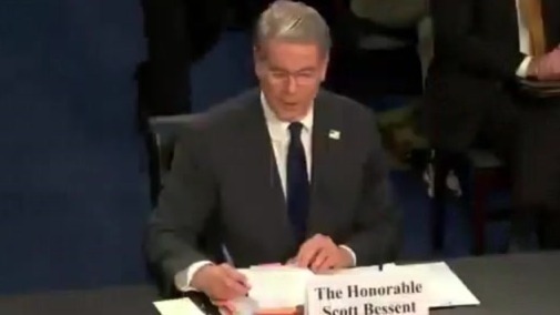 美议员拷问财长：我时间有限，别一直“呃呃呃呃”