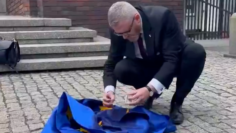 波兰一议员扯下欧盟旗帜用其擦鞋，随后又一把火烧了