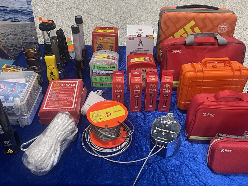 现场展出应急包、呼吸面罩、手电筒等应急物资