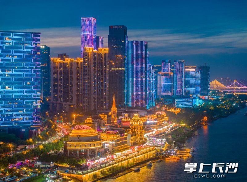 渔人码头的璀璨灯光。