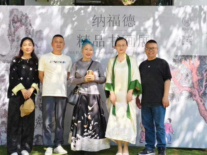 嘉宾观展后留影
