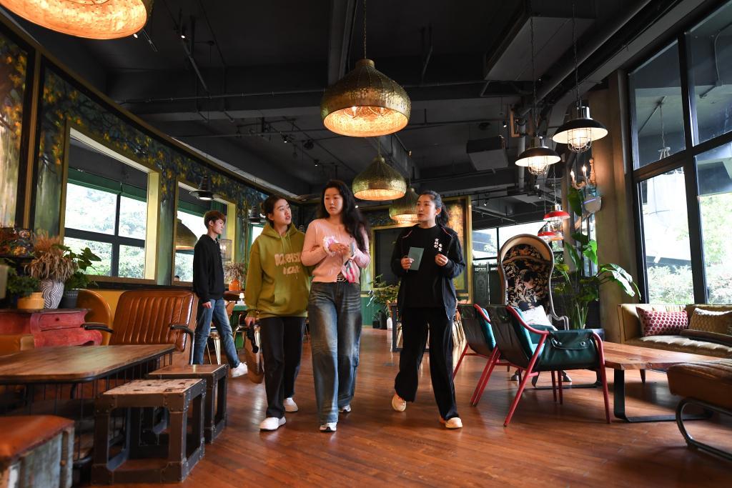 2024年4月10日，浙江省首批“民宿管家”职业技能等级证书获得者之一、莫干山民宿芝麻谷的孟金锦，引导客人前往餐厅。 新华社记者 翁忻旸 摄