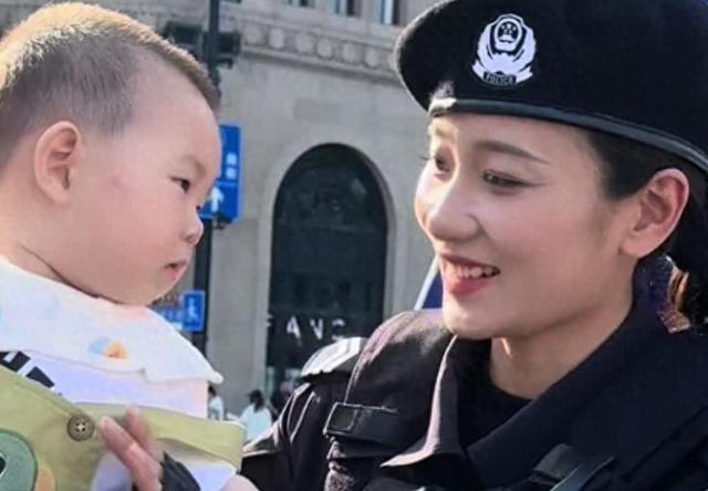 外滩新晋网红!美女特警成外国游客打卡点,萌娃秒变“小迷弟”