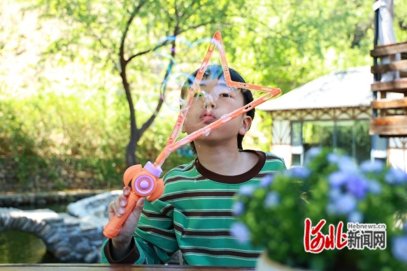 图为小朋友在景区内玩耍。李冰摄