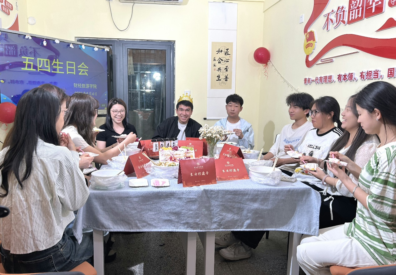 一碗长寿面里的“文脉密码”：长职以中国式生日礼润泽学子心灵