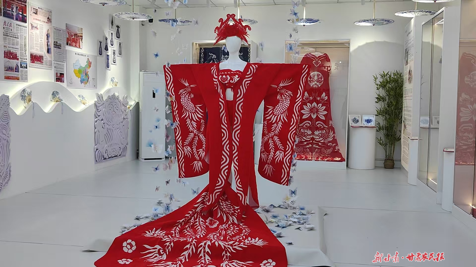 非遗大师别出心“裁”玩跨界　能穿上身的剪纸你见过吗